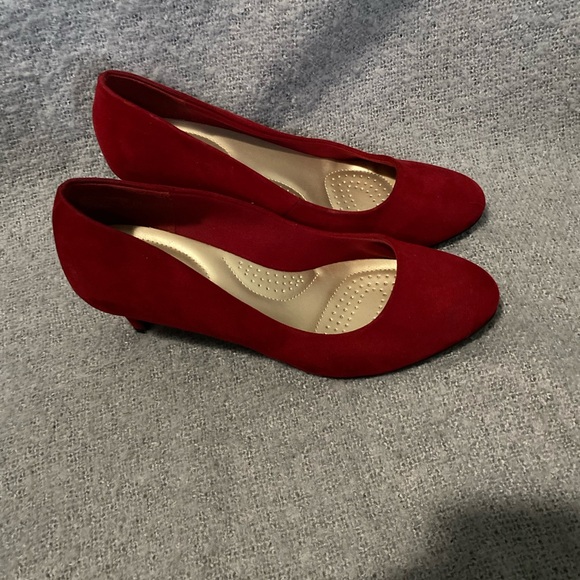 Dexflex Comfort Red Heels with Suede Finish - Picture 3 of 8